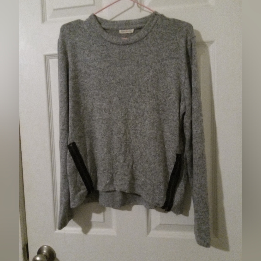 Heart & hips grey 🩶 long sleeve top with zip up sides